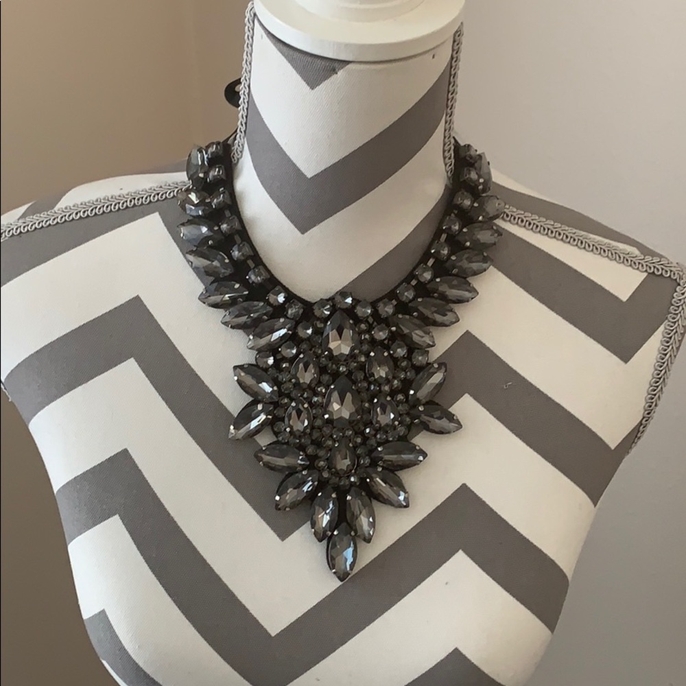 Elegant bib necklace